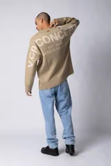 Sweater beige de hilo de algodón, corte oversize, con cuello redondo, puños y ruedo acanalados con pequeños desgastes. Espalda con logo tejido.