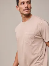 Remera celeste de algodón con cuello redondo y bolsillo en el pecho.