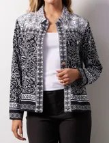 Campera estampada y bordada marca Ruby Rd, con cuello solapa, bolsillos delanteros y abertura central con botones metálicos.