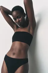 Tanga color blanco confeccionada en hilatura con modal, de tiro medio y cintura elástica.