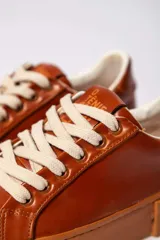 Zapatillas acordonadas color marrón con suela track.