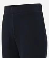Pantalón negro de punto, modelo wide leg, con cintura elástica y superficie lisa.
