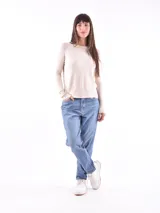 Buzo de tejido liso color negro, con escote redondo y manga larga. El puño y el ruedo son acanalados.