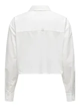 Camisa blanca de corte cropped, con cuello clásico, mangas largas con puños abotonados y dos bolsillos de parche en el pecho.