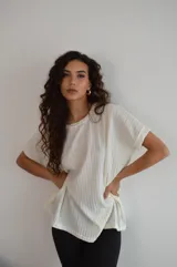 Remerón azul eléctrico de viscosa con mangas cortas y cuello redondo.