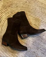 Bota corta de cuero descarne color marrón, con puntera cuadrada, caña media y detalle de costuras en contraste.