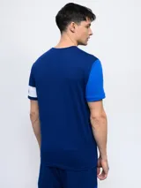 Remera de fútbol azul con mangas en celeste y escudo del Club Nacional de Football en el pecho.