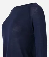 Suéter negro de punto con cuello redondo y mangas largas.