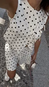 Bermuda color crema con estampado de lunares negros, con pinzas y bolsillos laterales.