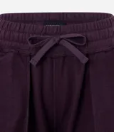 Pantalón deportivo color morado, de algodón y poliéster, con cintura elástica y bolsillos laterales.