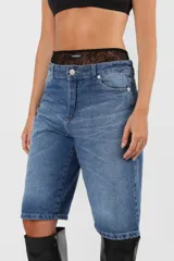 Bermuda de jean rígido, tiro medio, calce relax y proceso de lavado artesanal.