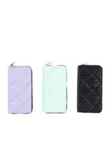 Billetera larga color lila con diseño acolchado y cierre perimetral con cremallera dorada.