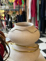 Gargantilla simple ondulada en alpaca plateada.