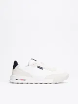 Zapatillas Tommy Hilfiger Classics de cuero blanco con detalles en gamuza color crema. Logo de la marca en el lateral y detalles distintivos de la marca en la entresuela.