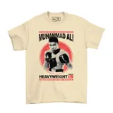 Remera color crema con estampa de Muhammad Ali en un círculo rojo y texto en negro. Corte clásico y mangas cortas.
