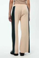 Pantalón negro de pierna ancha con cintura elastizada, confeccionado en tejido suave.