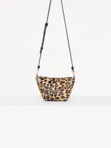 Bandolera confeccionada en cuero con estampado animal print, detalles en cuero vacuno y cadena metálica plateada en el frente. Tiene correa regulable de cuero y bolsillo interno con cierre.
