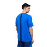 Remera deportiva Umbro para hombre, color azul vibrante, con cuello redondo y detalles en blanco en los hombros. Presenta un panel en V en el pecho de color azul oscuro y el escudo del Club Nacional de Football en el lado izquierdo del pecho.