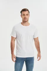 Remera blanca de algodón con cuello redondo y estampado de tablas de surf y un sol.