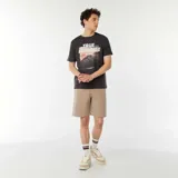 Remera gris oscuro de manga corta con estampa rectangular con imagen de playa al atardecer y texto "True Paradise Hawaii".