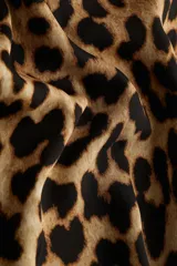 Camisa de manga larga con estampado de leopardo en tonos beige y marrón.