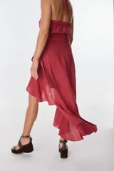 Falda midi color beige de lino, con corte irregular y volados.