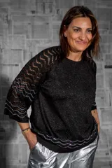 Blusa negra con brillos, mangas 3/4 caladas con tejido en ondas.