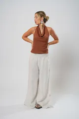 Pantalón palazzo color beige con cintura elastizada.