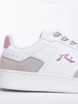 Championes blancos con detalles en gamuza gris y diseño moderno, ideales para el uso diario.