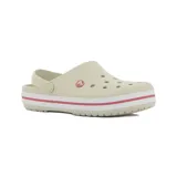 Zuecos Crocs modelo Band color beige con suela blanca y una línea roja.