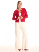 Chaqueta de mohair color rojo, con cuello redondo bordado con perlas y canutillos. Cierre frontal con broche interno, bolsillos simulados y apliques de brillos en la parte delantera.