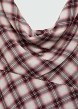 Vestido largo sin mangas con estampado de cuadros, detalle drapeado y cuello drapeado.