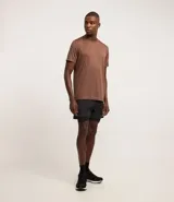 Remera deportiva negra de poliéster y elastano, con tecnología Dry, cuello redondo, manga corta y estampa jacquard.