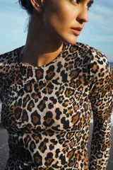 Camiseta manga larga de lycra con estampado animal print de leopardo.
