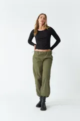 Pantalón cargo color verde militar, de tiro medio, corte recto cropped y bolsillos laterales.