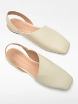 Zapato plano destalonado de mujer color crema, con escote asimétrico, puntera cuadrada y plantilla memory foam.