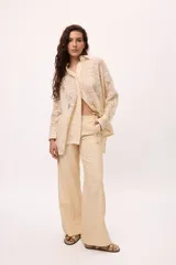 Camisa blanca oversize de algodón con cuello clásico, mangas largas y puños abotonados con detalle de tablas.