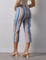 Pantalón capri de gabardina elastizada estampada, marca Zac & Rachel. Con pretina ancha elastizada.