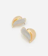 Par de aros de metal con forma de corazón, mitad dorados y mitad plateados con glitter.