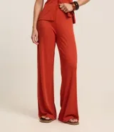 Pantalón pantalona azul marino de ribana con textura acanalada y cintura elástica.