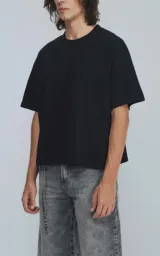 Remera negra de manga corta con calce boxy fit, realizada en tejido jersey 24/1 americano.