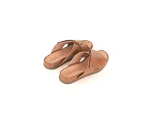 Sandalias marrones de cuero con textura tipo cocodrilo, tiras cruzadas y suela plana.