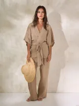 Kimono color beige de lino, con mangas 3/4 y lazo para atar en la cintura.