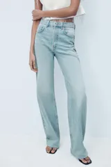 Pantalón de jean azul de corte wide leg, tiro alto y largo hasta el tobillo.