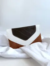 Billetera combinada de cuero, con cierre tipo broche y monedero externo.