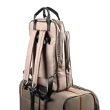 Mochila rectangular color taupe de poliéster, con cierre superior y dos bolsillos externos con cierre. Tiene un bolsillo interno con cierre y dos abiertos. Las correas son regulables y las asas fijas.