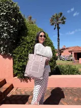 Bolso tote grande color beige claro con detalles y asas en cuero sintético marrón.