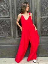 Mono de fiesta rojo con escote en V, breteles finos con apliques de strass y corte palazzo.
