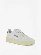 Zapatillas bajas Autry Medalist Low de cuero blanco con detalles en marrón en el talón, logo bordado en el lateral, puntera perforada, cierre con cordones y suela color crema.