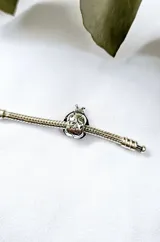 Dije charm para pulsera con forma de mariquita de plata 925 con detalles en rosa y circonitas.